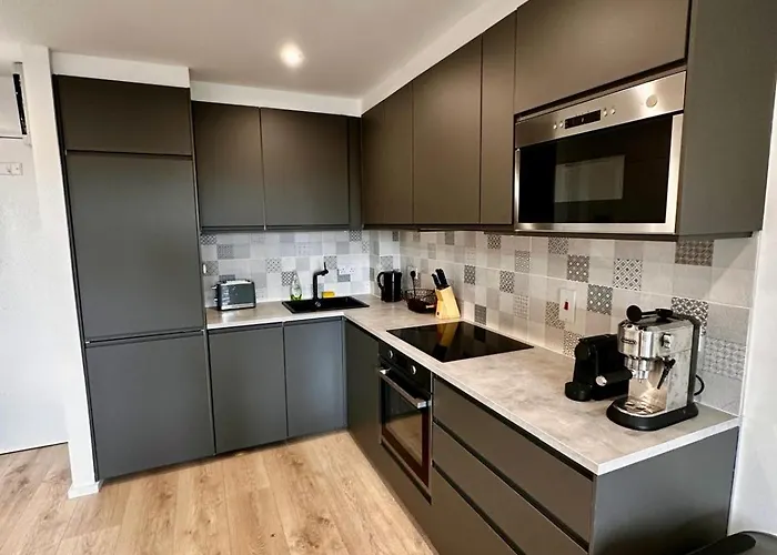 Newly Renovated Christchurch 1bd Roof Garden *