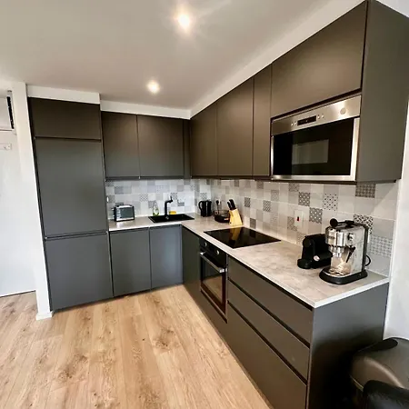 Newly Renovated Christchurch 1bd Roof Garden *